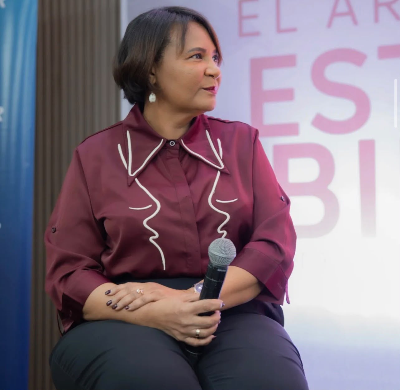 Milagros Vásquez hablando en una conferencia de Recursos Humanos